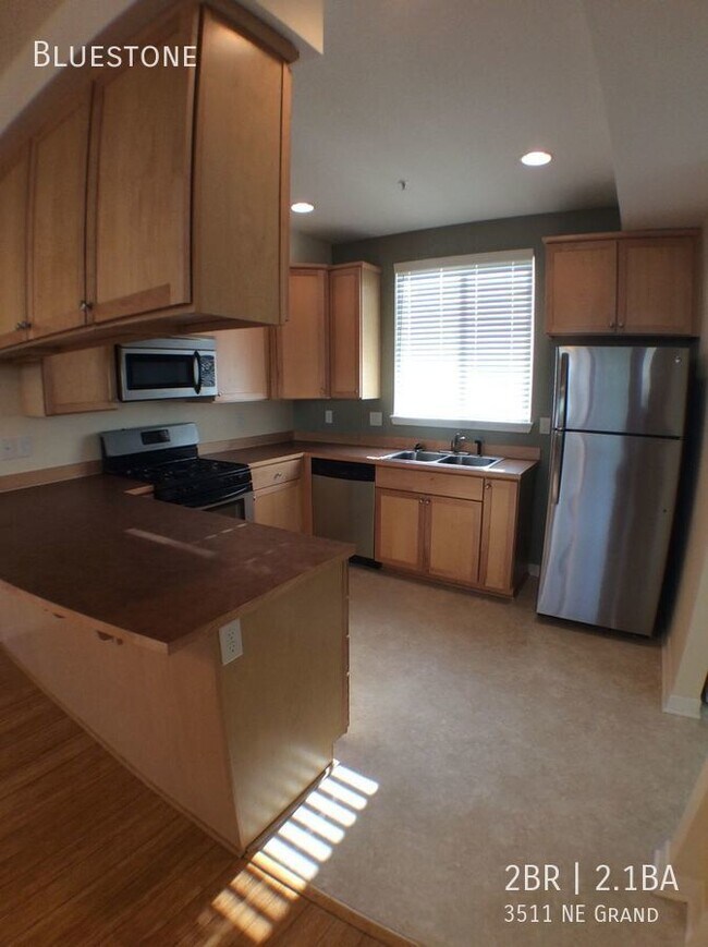 Foto del edificio - Beautiful Townhome In NE - 1/2 Off 1st Mon...