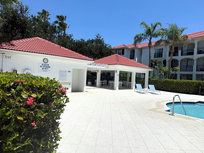 Foto del edificio - 3145 NE 184th St
