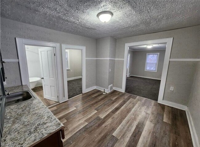 Foto del edificio - 2979 E 67th St