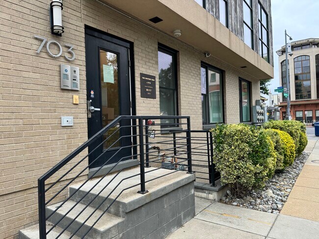 Foto del edificio - 703 Newton Pl NW