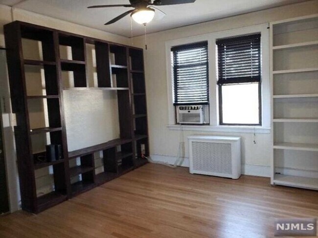 Building Photo - 1027 Hoyt Ave