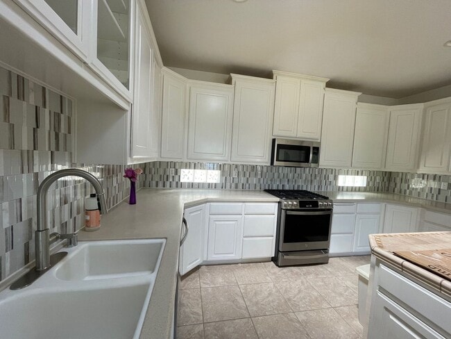 Foto del edificio - Contemporary Beautiful Spacious 4 bed 3 bath home
