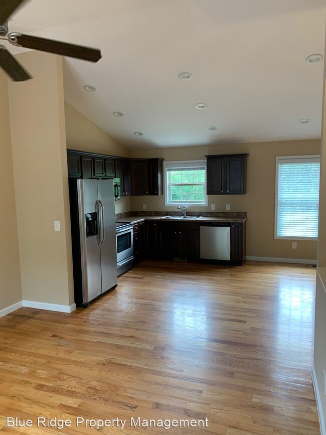 Building Photo - 2 br, 2 bath House - 1720 Skyline Drive #107