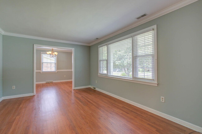 Foto del edificio - 8 Heathwood Dr