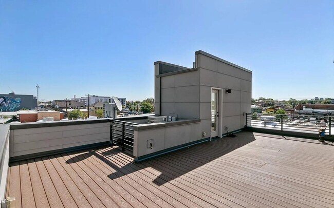 Foto del edificio - 2 Bedroom Townhome in the Heart of Rino!