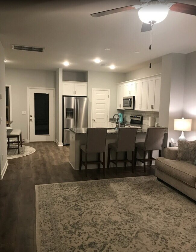 Foto del edificio - Available for Aug move in. Charming 2-Bedroom Retreat in Hendersonville with 2.5 Baths & Spacious...