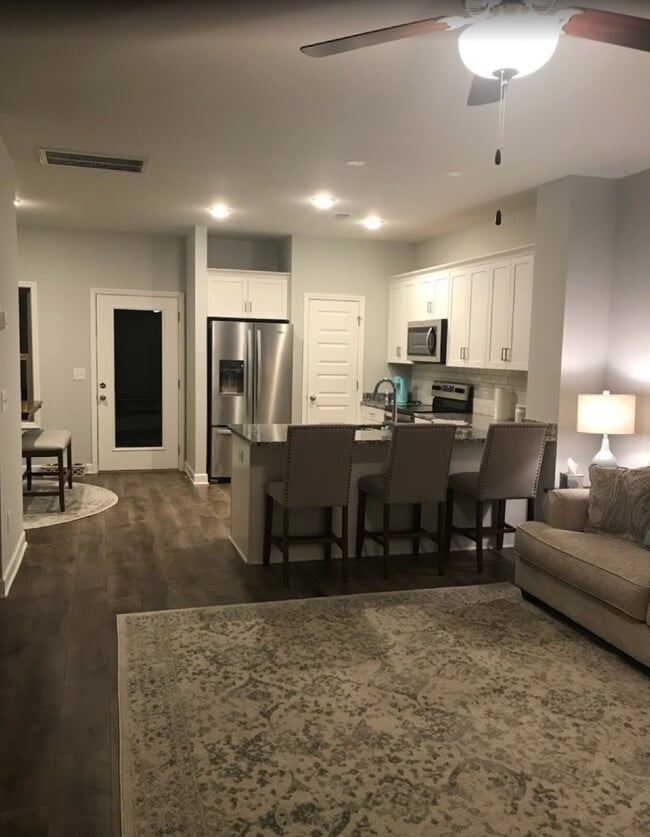 Building Photo - "Charming 2-Bedroom Retreat in Hendersonvi...