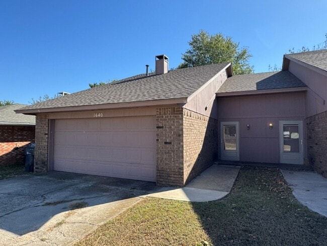 2 bed 2 bath duplex refreshed with new flooring and bathroom countertops and paint, spacious and ... - 2 bed 2 bath duplex refreshed with new flooring and bathroom countertops and paint, spacious and ... House