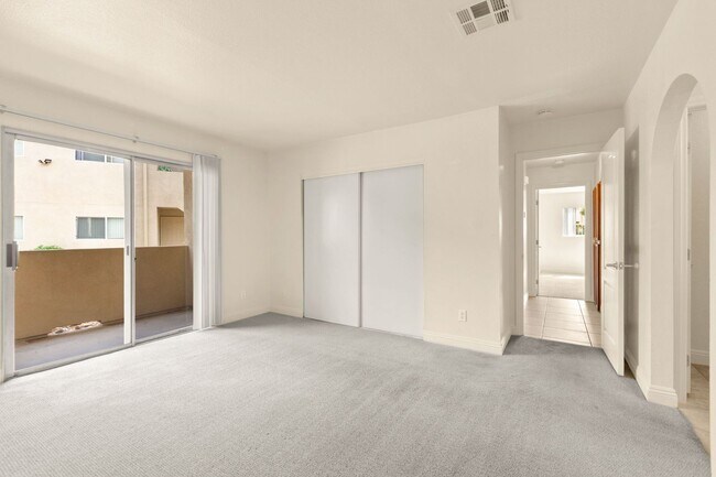 Foto del edificio - Spacious Ground-Level 2-Bedroom Condo Near...