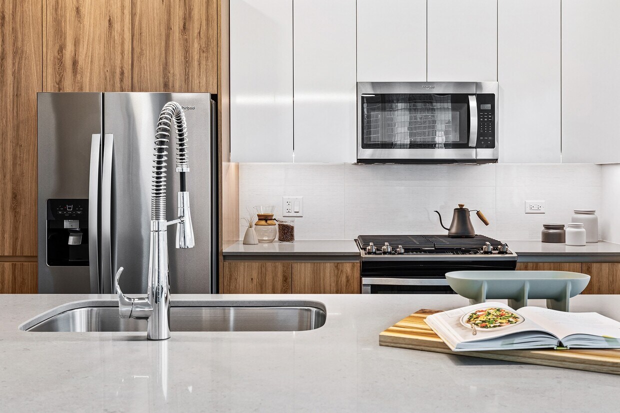 Wolf Point East Apartments in Chicago, IL