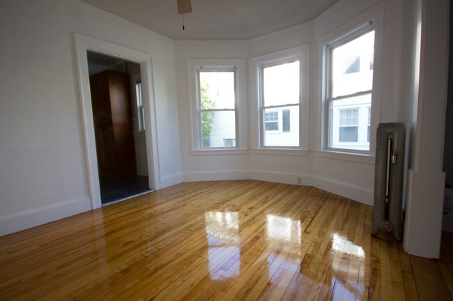 Foto del edificio - 87 Montrose Ave