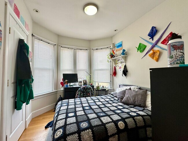 Building Photo - Really niceeee 4 bed in Mission Hill