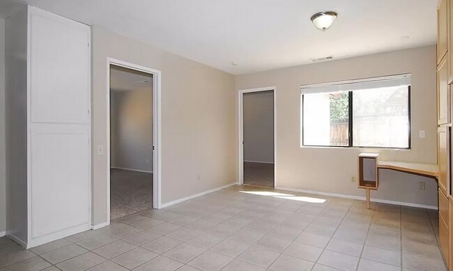 Building Photo - Don't miss out on this charming home!