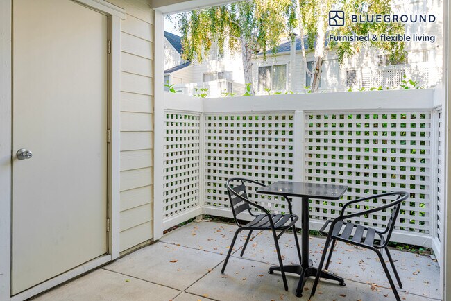 Foto del edificio - 900 Pepper Tree Ln