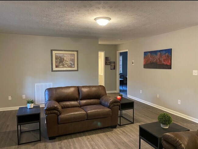 Building Photo - 73 Pinecrest Dr
