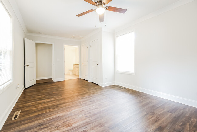 Foto del edificio - 335 Crosby Cir