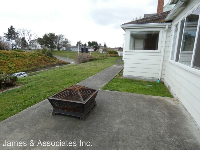 Building Photo - 3 br, 2 bath House - 428 E. Front St.