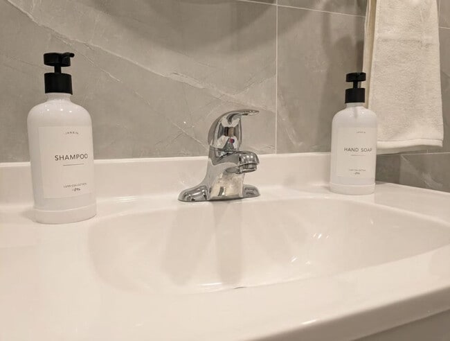 Building Photo - 4665 Rue Guénette