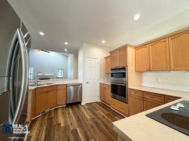 Foto del edificio - Beautiful 2-Bedroom Townhome with Vaulted Ceilings & 2-Car Garage!!