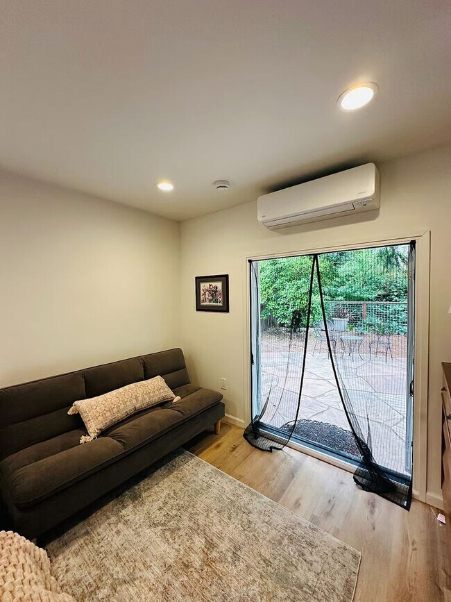 Foto del edificio - Peaceful, Fully Furnished Studio with Patio in Prime Santa Rosa