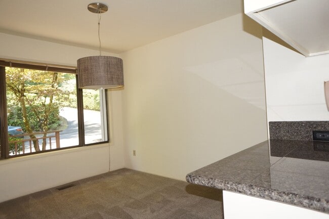 Building Photo - SW Portland 2 bedroom house for rent