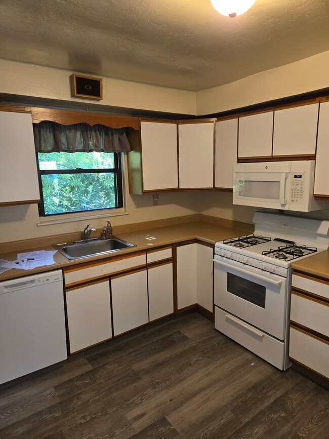 Building Photo - 2064 Dartmore St