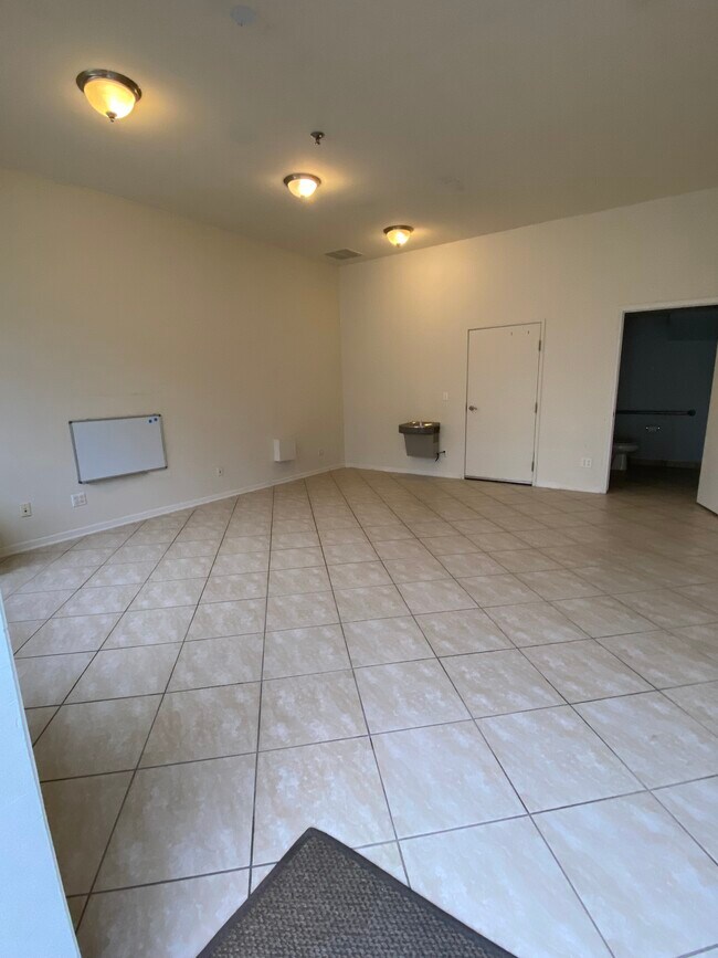 14055 Lakeside Blvd N Unit 28, Shelby Township, MI 48315 Condo for