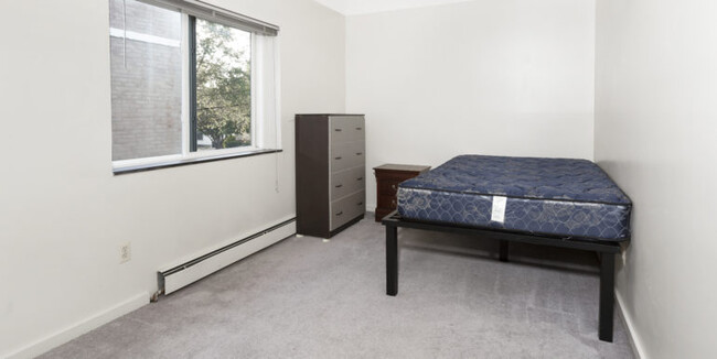 Building Photo - 422 E Kingsley St