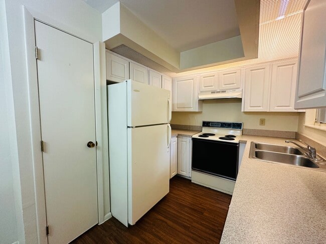 Building Photo - Stunning 1 Bedroom Condo in Pet-Friendly A...