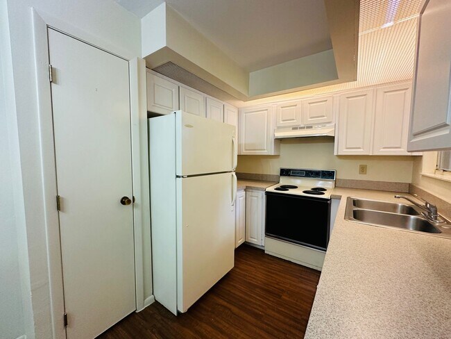 Foto del edificio - Stunning 1 Bedroom Condo in Pet-Friendly A...