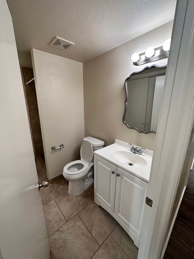 Foto del edificio - Available Soon!