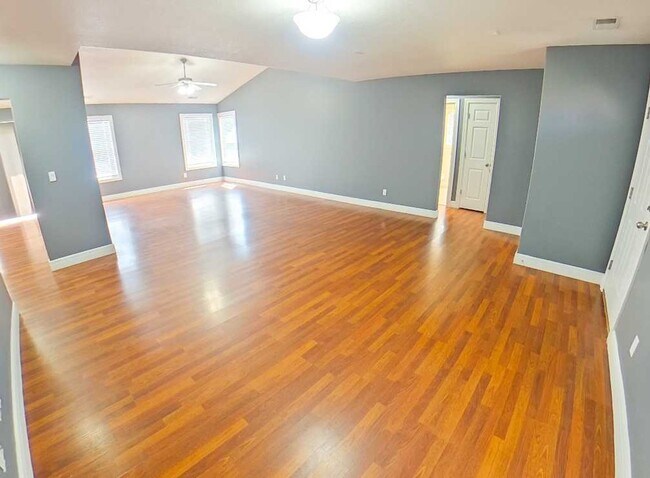 Foto del edificio - Fenced In Yard + Pet Friendly + Bonus Storage Shed + Stainless Steel Appliances + Washer & Dryer ...