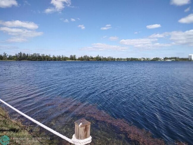 Foto del edificio - 117 Lake Emerald Dr