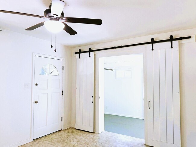 Foto del edificio - On Island, Close to Historic District & Be...