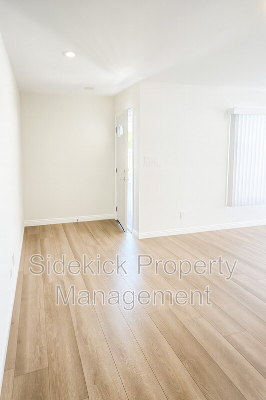 Foto del edificio - 16323 McRae Ave