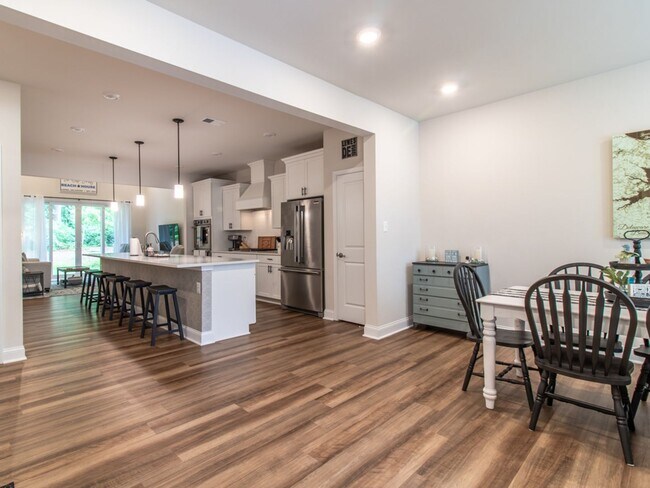 Building Photo - WINTER RENTAL - 4 BED TOWNHOME - LEWES- FU...