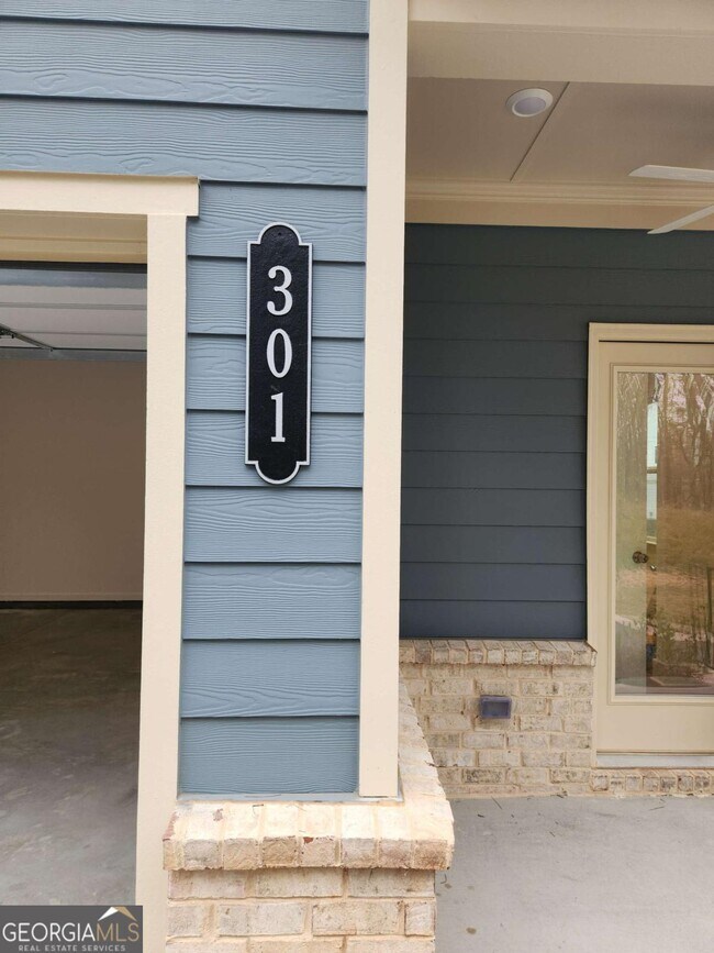 Building Photo - 301 Fraley Dr