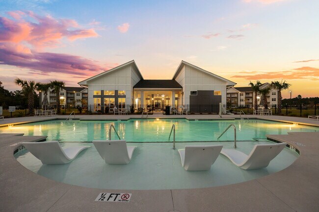 Brillante piscina inspirada en un resort - Exchange at Westgate