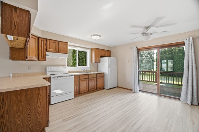 Building Photo - 1355 W Hiawatha Dr