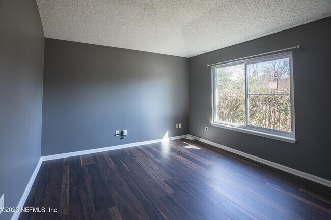 Building Photo - 8939 Needlepoint Pl