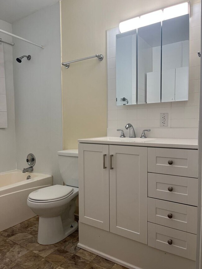 Foto del edificio - 2 Bedroom House on West End with Oversized Single Car Garage and Covered Back Patio