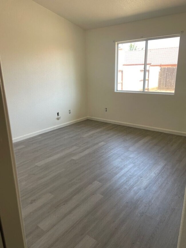 Building Photo - NEWLY INSTALLED FLOORING AND APPLIANCES