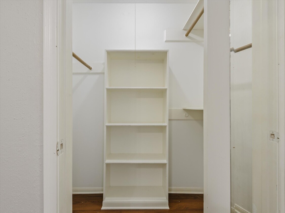 Foto del edificio - 7715 Brush Wood Dr