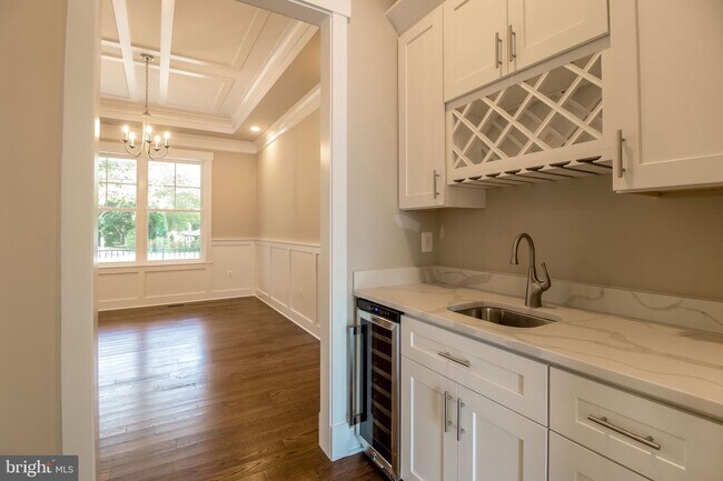 Building Photo - 6204 Greentree Rd