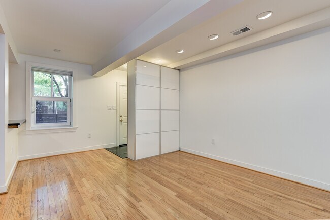LR view of entrance - 1440 Q St NW