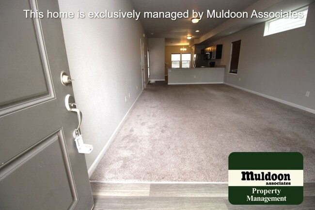 Building Photo - Beautiful end unit townhome