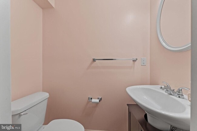 Building Photo - 702 Anoosh Ct
