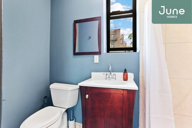 Building Photo - Queen room in 4-bed/3.0-bath Home