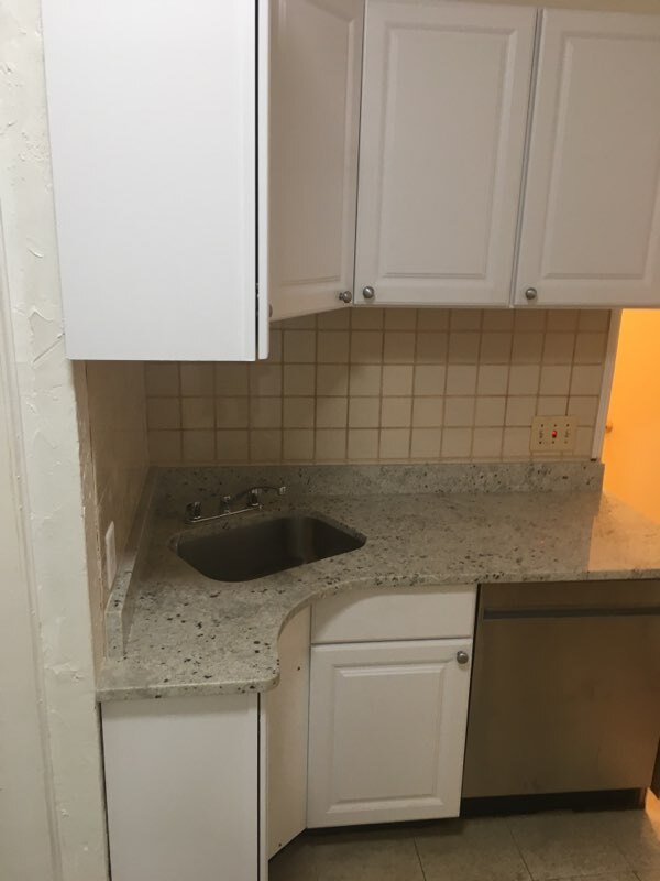 Building Photo - 8 Adella Pl