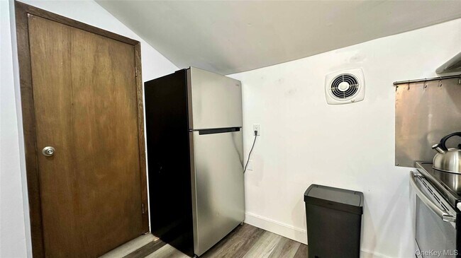 Foto del edificio - 22 Ludlam Ave